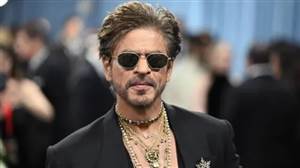 SRK ਦੀ ਦੌਲਤ ਨੂੰ ਲੱਗਾ 2,490 ਕਰੋੜ ਦਾ ਝਟਕਾ, ਪਰ ਕਿੰਗ ਖਾਨ ਦੀ ਬਾਦਸ਼ਾਹਤ ਬਰਕਰਾਰ! ਅਮਿਤਾਭ-ਸਲਮਾਨ ਵੀ ਪਿੱਛੇ