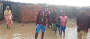 ਭੱਠੇ 'ਤੇ ਪਰਵਾਸੀ ਮਜ਼ਦੂਰਾਂ ਦੇ ਘਰ 'ਚ ਬਾਰਸ਼ ਦੇ ਪਾਣੀ 'ਚ ਡੁੱਬੇ