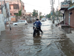 ਲੱਖਾਂ ਖਰਚ ਕੇ ਵੀ ਨਹੀਂ ਹੋਇਆ ਜੰਝਘਰ ਚੌਕ 'ਚ ਪਾਣੀ ਦਾ ਹੱਲ