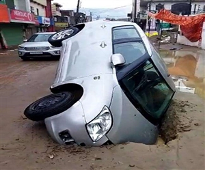 ਲੁਧਿਆਣਾ ’ਚ ਸੜਕ ’ਚ ਬਣੇ ਖੱਡੇ ’ਚ ਧਸੀ ਕਾਰ, ਤਿੰਨ ਜਣੇ ਵਾਲ-ਵਾਲ ਬਚੇ, ਠੇਕੇਦਾਰ ਨੇ ਸੀਵਰੇਜ ਪਾਉਣ ਤੋਂ ਬਾਅਦ ਨਹੀਂ ਦਬਾਈ ਸੀ ਮਿੱਟੀ