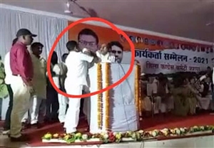 ਮੰਚ ’ਤੇ ਆਪਸ ’ਚ ਭਿੜੇ ਕਾਂਗਰਸ ਨੇਤਾ, ਖੋਹਿਆ ਮਾਈਕ-ਮਾਰੇ ਥੱਪੜ; ਜੰਮ ਕੇ ਮਚਿਆ ਹੰਗਾਮਾ