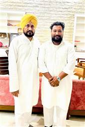 ਸ਼ੁਭਮ ਸੈਣੀ ਨੇ ਸਾਬਕਾ ਮੁੱਖ ਮੰਤਰੀ ਚਰਨਜੀਤ ਸਿੰਘ ਚੰਨੀ ਨਾਲ ਕੀਤੀ ਮੁਲਾਕਾਤ, ਹਲਕੇ ਦੇ ਮੁੱਦਿਆਂ ’ਤੇ ਹੋਈ ਚਰਚਾ