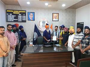 ਗੁਰਦੁਆਰਾ ਗੰਗਸਰ ਸਾਹਿਬ ਨੇੜਿਓ ਮੀਟ, ਸ਼ਰਾਬ ਤੇ ਤੰਬਾਕੂ ਦੀਆਂ ਦੁਕਾਨਾਂ ਚੁਕਾਉਣ ਲਈ ਦਿੱਤਾ ਮੰਗ ਪੱਤਰ