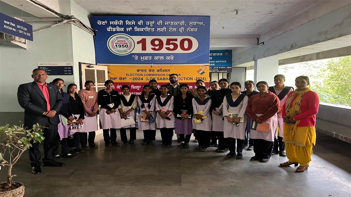 ਵਿਦਿਆਰੀਥੀਆਂ ਨੂੰ ਕਰਵਾਇਆ ਜ਼ਿਲ੍ਹਾ ਚੋਣ ਦਫ਼ਤਰ ਦਾ ਦੌਰਾ