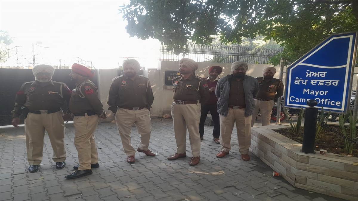 ਕੂੜਾ ਪ੍ਰਬੰਧਨ ਦੇ 143 ਕਰੋੜ ਦੇ ਪ੍ਰਾਜੈਕਟ ਦੇ ਵਿਰੋਧ ’ਚ ਨਗਰ ਨਿਗਮ ਮੁੱਖ ਦਫ਼ਤਰ ਬੰਦ, ਮੇਅਰ-ਕਮਿਸ਼ਨਰ ਹਾਊਸ ਦਾ ਘਿਰਾਓ