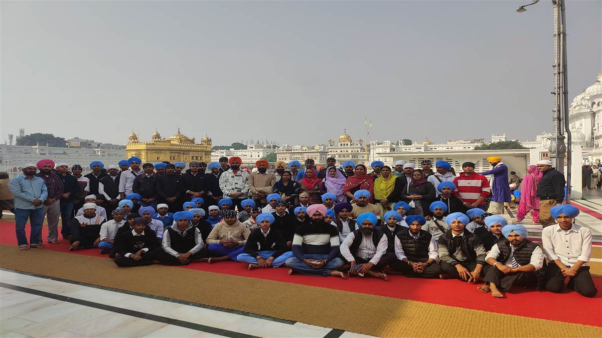 ਵਿਦਿਆਰਥੀ ਦਰਬਾਰ ਸਾਹਿਬ ਵਿਖੇ ਹੋਏ ਨਤਮਸਤਕ