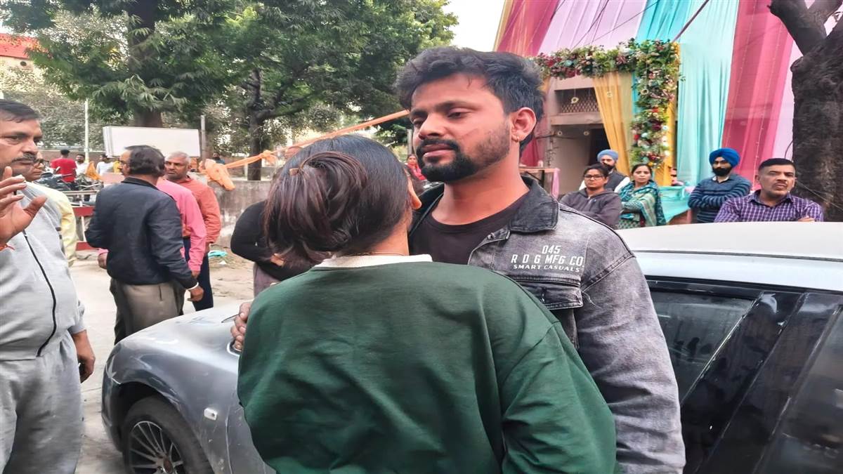 ਚੰਡੀਗੜ੍ਹ ਦੀ ਟ੍ਰਿਬਿਊਨ ਕਾਲੋਨੀ 'ਚ ਨਸ਼ੇ 'ਚ ਟੱਲੀ ਮੁੰਡਾ-ਕੁੜੀ ਫੜੇ, ਕਾਰ 'ਚੋਂ ਮਿਲੀਆਂ ਸ਼ਰਾਬ ਦੀਆਂ ਬੋਤਲਾਂ, ਕਾਰਤੂਸ ਮਿਲਣ 'ਤੇ ਫੈਲੀ ਸਨਸਨੀ