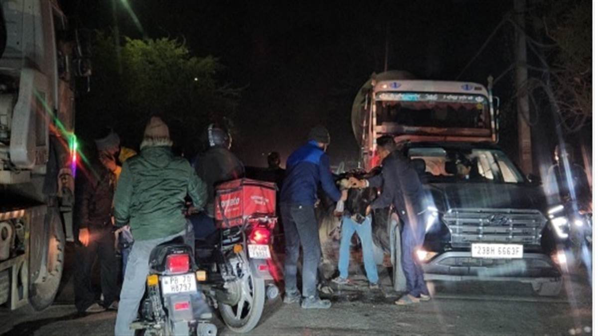 ਬੇਸਹਾਰਾ ਪਸ਼ੂ ਨਾਲ ਤੇਜ਼ ਰਫ਼ਤਾਰ ਵਾਹਨ ਦੀ ਜ਼ੋਰਦਾਰ ਟੱਕਰ, ਜਾਨੀ ਨੁਕਸਾਨ ਤੋਂ ਬਚਾਅ