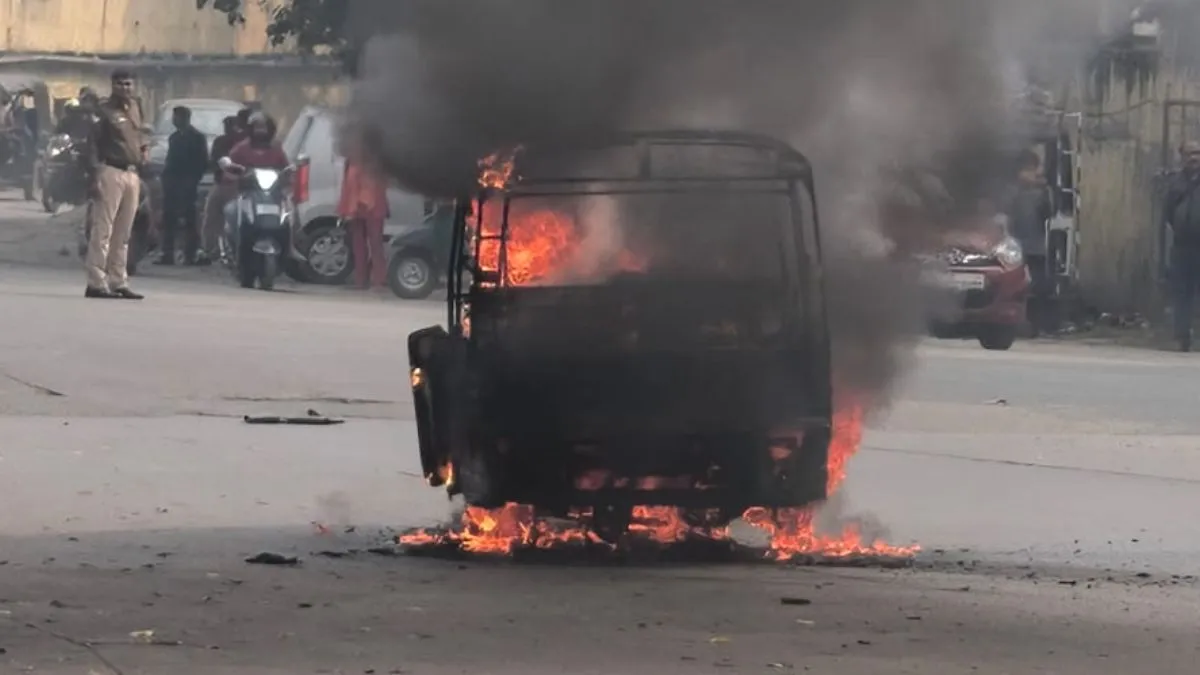 ਰੇਲਵੇ ਸਟੇਸ਼ਨ ਦੇ ਬਾਹਰ ਹੋਏ ਦੋ ਧਮਾਕੇ, ਆਟੋ ਬਣਿਆ ਅੱਗ ਦਾ ਗੋਲਾ ਤੇ ਮਚੀ ਹਫੜਾ-ਦਫੜੀ