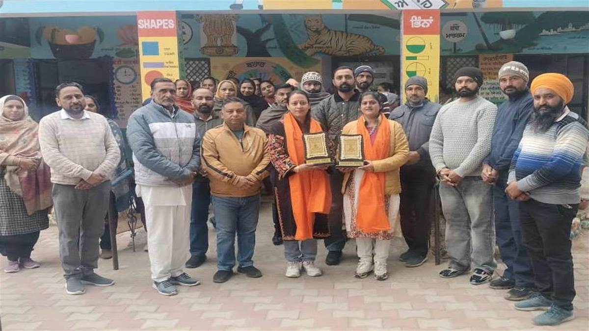 ਫਿਨਲੈਂਡ ਤੋਂ ਟ੍ਰੇਨਿੰਗ ਪ੍ਰਾਪਤ ਦੋ ਅਧਿਆਪਕ ਪੰਚਾਇਤ ਨੇ ਸਨਮਾਨੇ