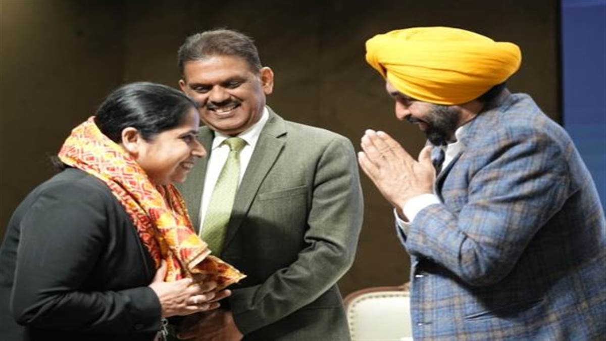 CM ਭਗਵੰਤ ਮਾਨ ਨੇ ਸਿਖਲਾਈ ਲੈ ਰਹੇ ਪ੍ਰਸ਼ਾਸਨਿਕ ਅਧਿਕਾਰੀਆਂ ਨਾਲ ਕੀਤੀ ਮੁਲਾਕਾਤ, ਹਰ ਫ਼ੈਸਲਾ ਲੋਕ ਹਿੱਤ ਵਿੱਚ ਲੈਣ ਲਈ ਕੀਤਾ ਪ੍ਰੇਰਿਤ