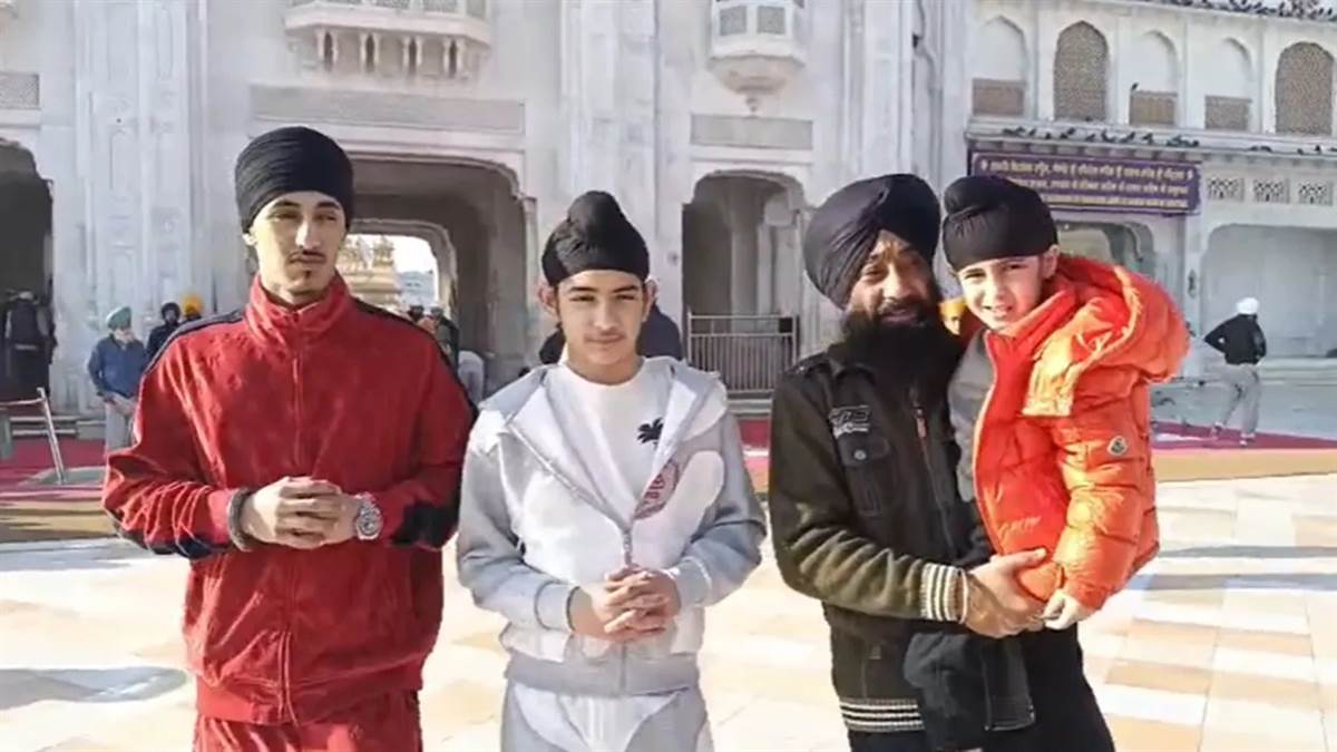 ਸ੍ਰੀ ਹਰਿਮੰਦਰ ਸਾਹਿਬ ਵਿਖੇ ਗਿੱਪੀ ਗਰੇਵਾਲ ਨੇ ਪਰਿਵਾਰ ਨਾਲ ਟੇਕਿਆ ਮੱਥਾ, ਤਿੰਨਾਂ ਪੁੱਤਰਾਂ ਨੇ ਕੀਤੀ ਗੁਰੂ ਘਰ ਦੀ ਸੇਵਾ; ਖਰੀਦੇ ਕੜੇ