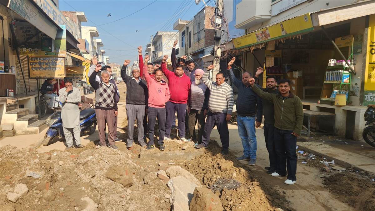 ਨਗਰ ਕੌਂਸਲ ਖ਼ਿਲਾਫ਼ ਅੱਕੇ ਦੁਕਾਨਦਾਰਾਂ ਵੱਲੋਂ ਨਾਅਰੇਬਾਜ਼ੀ