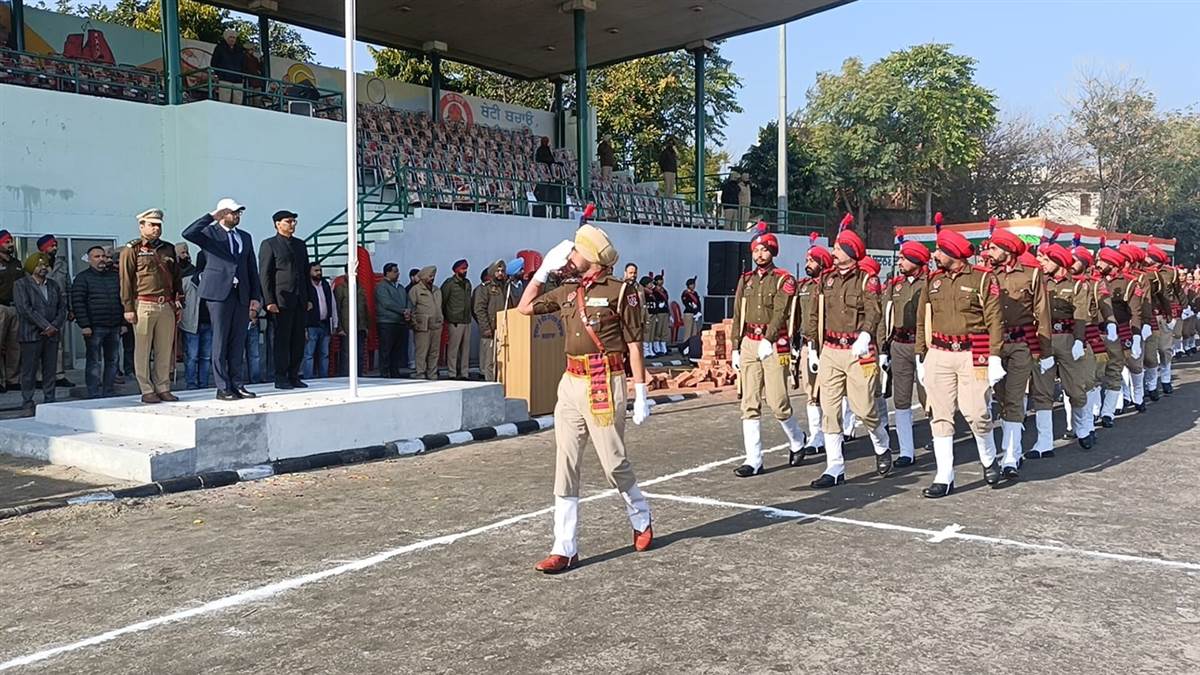 ਫੁੱਲ ਡਰੈਸ ਰਿਹਰਸਲ ਦੌਰਾਨ ਡੀਸੀ ਹਰਪ੍ਰੀਤ ਸਿੰਘ ਨੇ ਲਹਿਰਾਇਆ ਕੌਮੀ ਝੰਡਾ