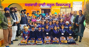 ਬੱਚਿਆਂ ਨੂੰ ਵਰਦੀਆਂ ਤੇ ਬਲੇਜ਼ਰ ਤਕਸੀਮ