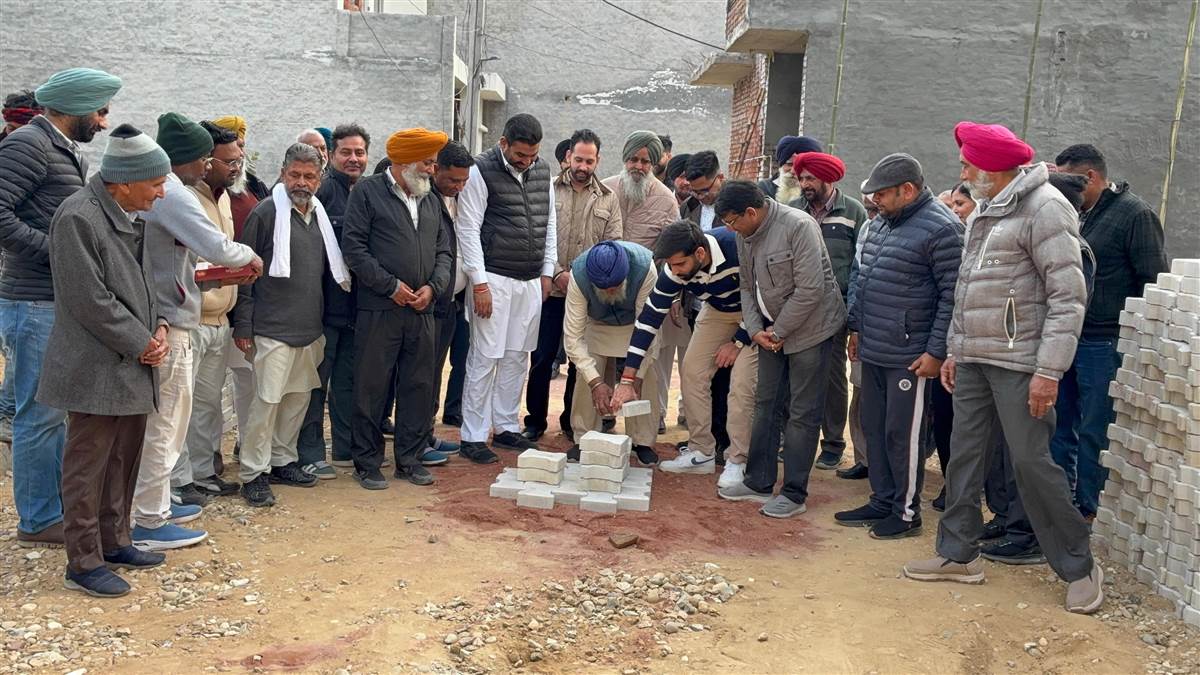 ਮੇਅਰ ਵੱਲੋਂ ਇੰਟਰਲਾਕਿੰਗ ਟਾਇਲਾਂ ਦੇ ਕੰਮ ਦਾ ਉਦਘਾਟਨ