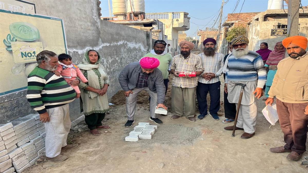 ਚੇਅਰਮੈਨ ਨੇ ਗਲੀਆਂ ਦੀ ਉਸਾਰੀ ਸ਼ੁਰੂ ਕਰਵਾਈ
