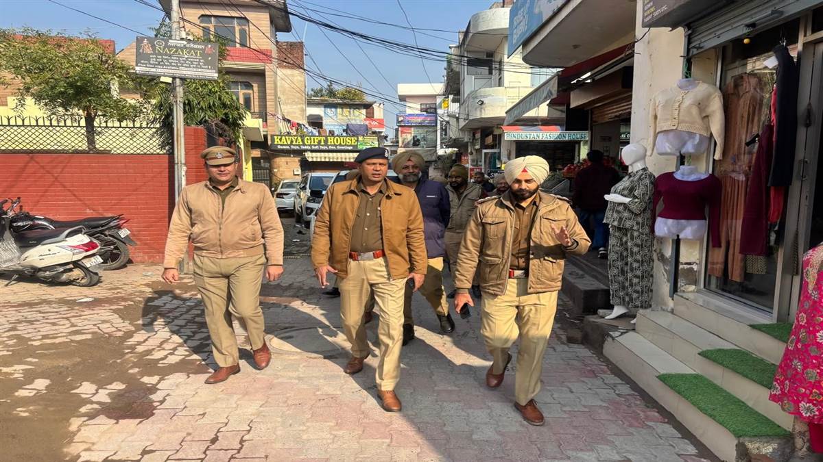 ਗਣਤੰਤਰ ਦਿਵਸ ਦੀ ਪੂਰਬਲੀ ਸ਼ਾਮ 'ਤੇ ਪੰਜਾਬ ਪੁਲਿਸ ਨੇ ਕੀਤਾ ਫਲੈਗ ਮਾਰਚ, 20,000 ਕਰਮਚਾਰੀ ਤਾਇਨਾਤ