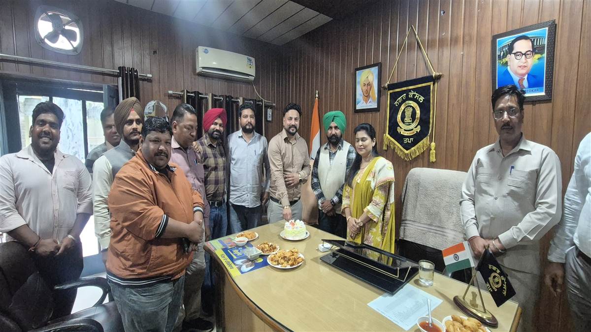 ਨਗਰ ਕੌਂਸਲ ਦੇ ਕਲਰਕ ਨੂੰ ਤਰੱਕੀ ਮਿਲਣ ’ਤੇ ਸਟਾਫ ਵੱਲੋਂ ਸਨਮਾਨ