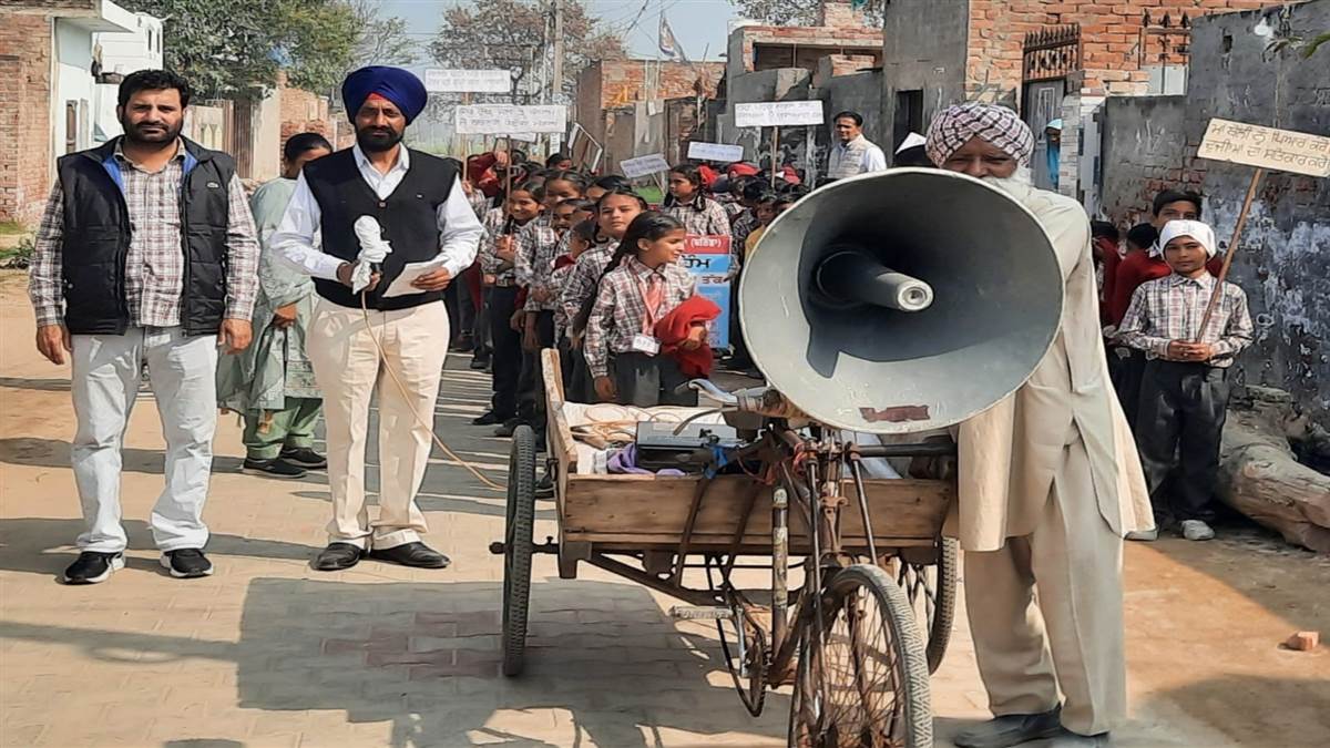 ਮਲੂਕਾ ਸਕੂਲ ਵੱਲੋਂ ਬੱਚਿਆਂ ਦੇ ਨਵੇ ਦਾਖ਼ਲੇ ਕਰਵਾਏ ਜਾਣ ਸਬੰਧੀ ਕੱਢੀ ਰੈਲੀ