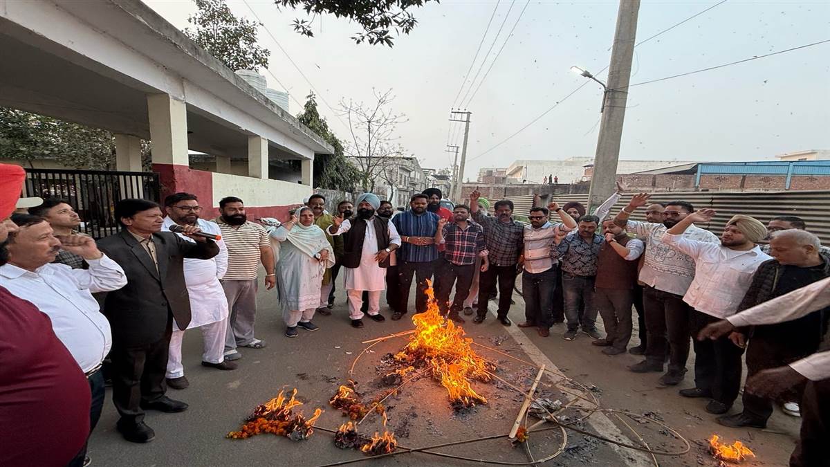 ਕਾਨੂੰਨ ਵਿਵਸਥਾ ਨੂੰ ਲੈ ਕੇ ਕਾਂਗਰਸੀਆਂ ਨੇ ਫੂਕਿਆ ਸੂਬਾ ਸਰਕਾਰ ਪੁਤਲਾ ਫੂਕਿਆ