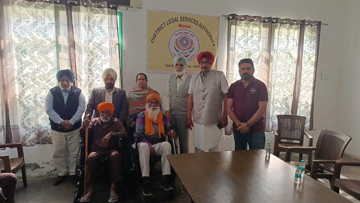 ਜ਼ਿਲ੍ਹਾ ਤੇ ਸੈਸ਼ਨਜ਼ ਜੱਜ ਵੱਲੋਂ ਬਜ਼ੁਰਗਾਂ ਨੂੰ ਵ੍ਹੀਲਚੇਅਰਜ਼ ਭੇਟ