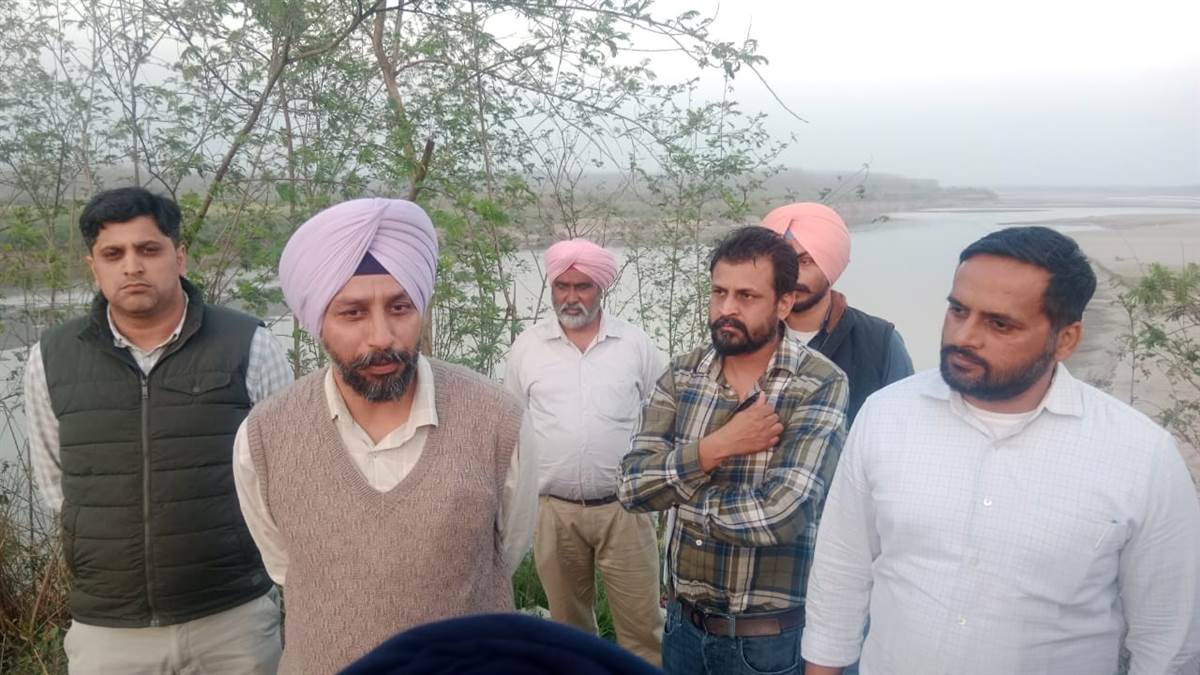 ਮਾਈਨਿੰਗ ਵਿਭਾਗ ਦੇ ਅਧਿਕਾਰੀਆਂ ਨੇ ਕੀਤਾ ਦਾਊਦਪੁਰ ਬੰਨ੍ਹ ਦਾ ਦੌਰਾ