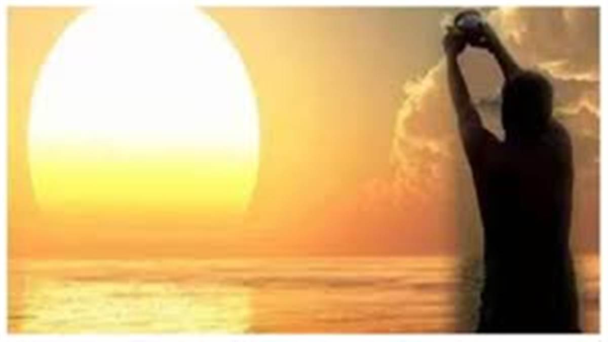 ਸੂਰਜ ਨੂੰ ਅਰਘ ਦੇਣ ਸਮੇਂ ਭੁੱਲ ਕੇ ਵੀ ਨਾ ਕਰੋ ਇਹ 5 ਗਲਤੀਆਂ, ਜਾਣੋ ਕੀ ਕਹਿੰਦੇ ਹਨ ਸ਼ਾਸਤਰ