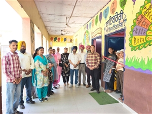 ਕਬਾੜਖਾਨਾ ਬਣੇ ਕਮਰੇ ਨੂੰ ਰੈਨੋਵੇਟ ਕਰ ਕੇ ਬਣਾਈ ਸੁੰਦਰ ਲਾਇਬ੍ਰੇਰੀ
