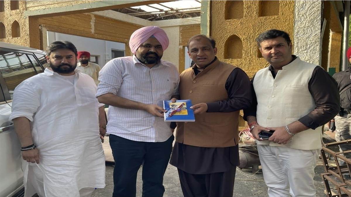 ਕੋਹਲੀ ਨੇ ਓਐੱਸਡੀ ਘੁੰਮਣ ਨੂੰ ਕਿਤਾਬ ਭੇਟ ਕਰ ਕੇ ਸਨਮਾਨਿਆ