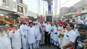 ਰੰਧਾਵਾ ਦੀ ਮੌਤ ਦੇ ਵਿਰੋਧ ‘ਚ ਕਾਂਗਰਸ ਦਾ ਰੋਸ, ਜਲਾਲਾਬਾਦ ‘ਚ ਕੱਢਿਆ ਕੈਂਡਲ ਮਾਰਚ