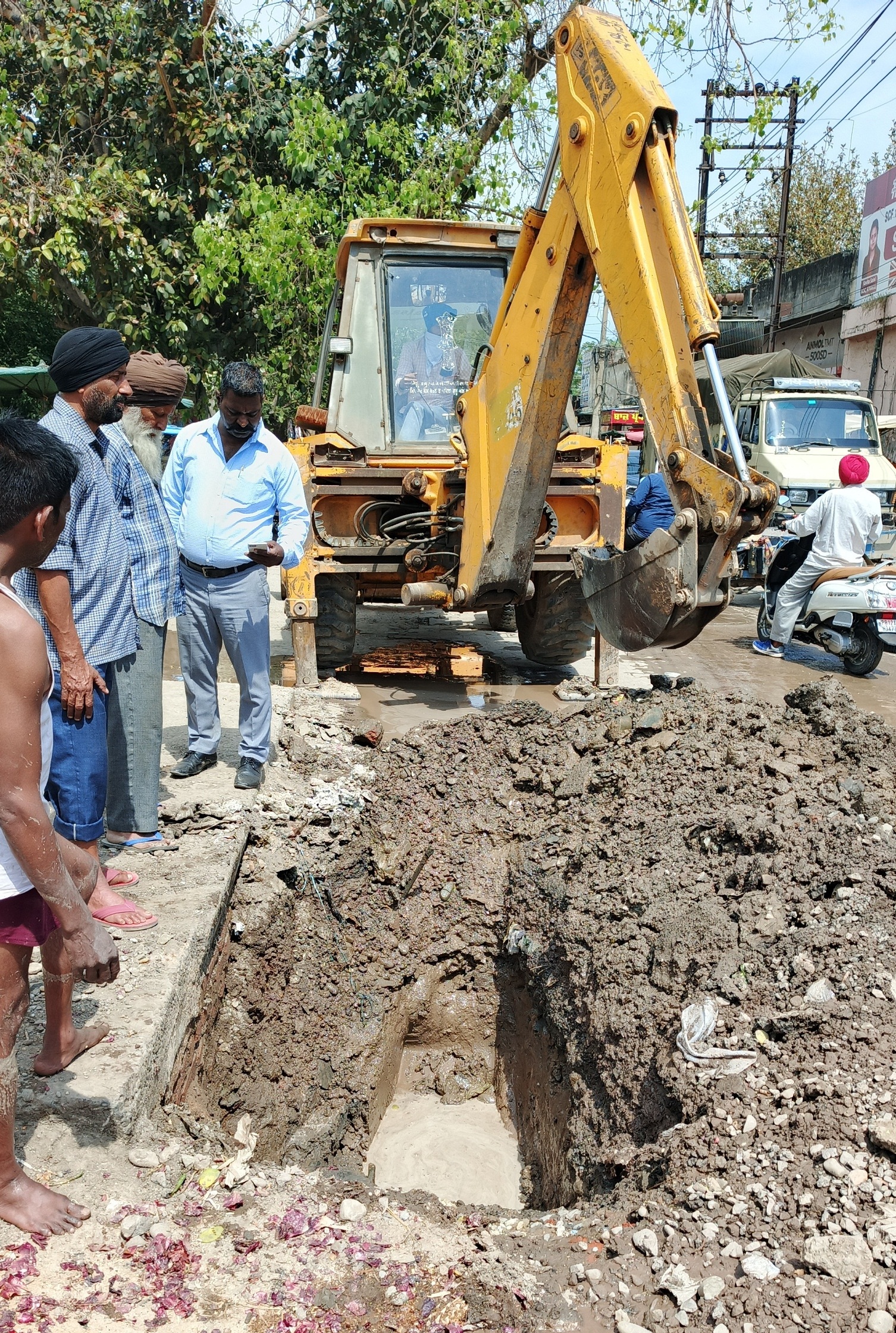 9 ਵਜੇ ਤੋਂ ਪਹਿਲਾਂ ਹੋਣ ਵਾਲਾ ਕੰਮ ਸਾਰਾ ਦਿਨ ਰਿਹਾ ਜਾਰੀ, ਰਾਹਗੀਰ ਹੋਏ ਪ੍ਰੇਸ਼ਾਨ