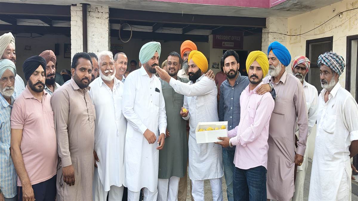ਹਰਪਾਲ ਸਿੰਘ ਚੀਮਾ ਦੇ ਟਰਾਂਸਪੋਰਟ ਮੰਤਰੀ ਬਣਨ ’ਤੇ ਵਰਕਰਾਂ ਨੇ ਵੰਡੇ ਲੱਡੂ