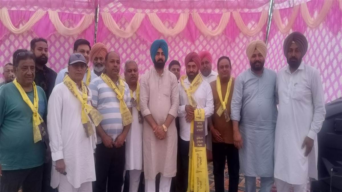 ‘ਆਪ’ ’ਚ ਸ਼ਾਮਲ ਹੋਏ ਅਰੋੜਾ ਪਰਿਵਾਰ ਦਾ ਵਿਧਾਇਕ ਵੱਲੋਂ ਸਨਮਾਨ