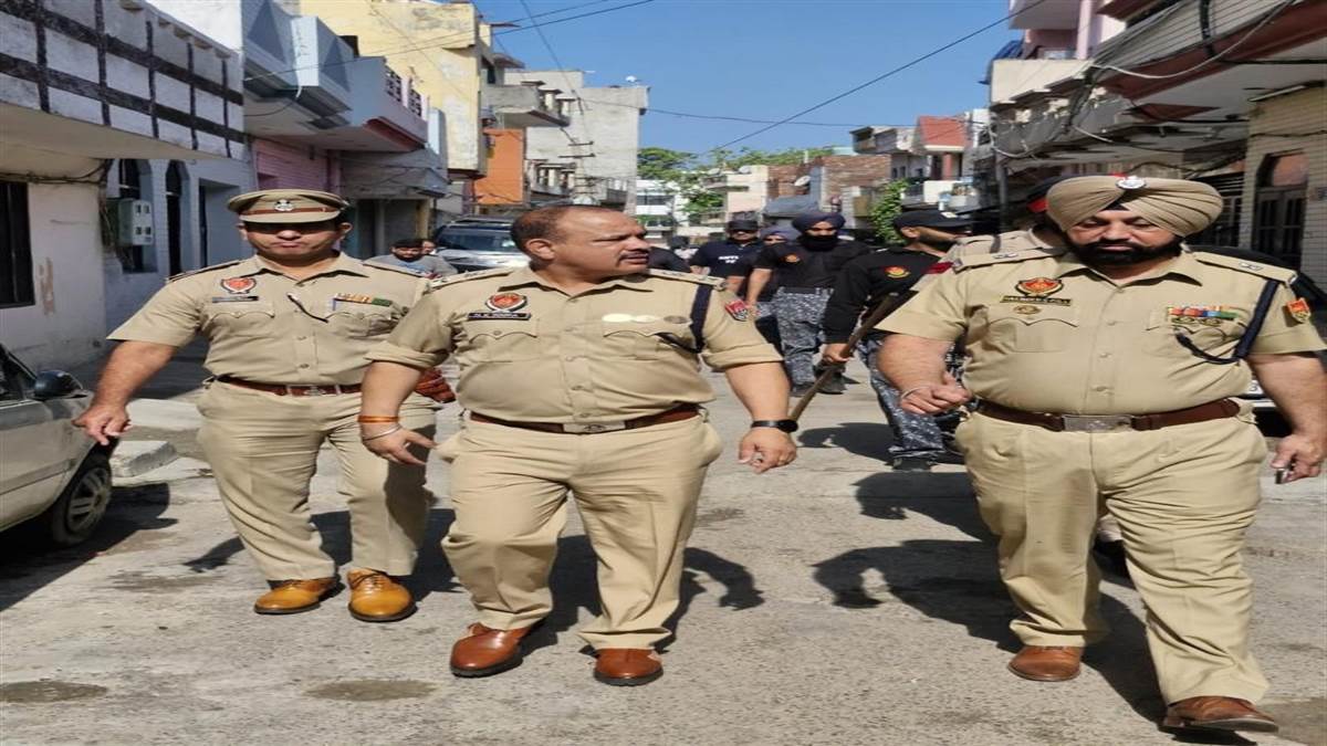 ਪੁਲਿਸ ਨੇ ਗੜ੍ਹਾ ਇਲਾਕੇ ’ਚ ਨਸ਼ੇ ਸਮੱਗਲਰਾਂ ਦੇ ਘਰ ਮਾਰਿਆ ਛਾਪਾ