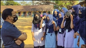 Hijab Dispute: ਵਿਦਿਆਰਥਣ ਨੂੰ ਹਿਜਾਬ ਪਹਿਨਣ ਤੋਂ ਰੋਕਿਆ ਤਾਂ ਕੁਝ ਲੋਕਾਂ ਨੇ  ਸਕੂਲ 'ਚ ਆ ਕੇ  ਮਹਿਲਾ ਟੀਚਰ ਦੀ ਖੋਲ੍ਹੀ ਸਾੜੀ