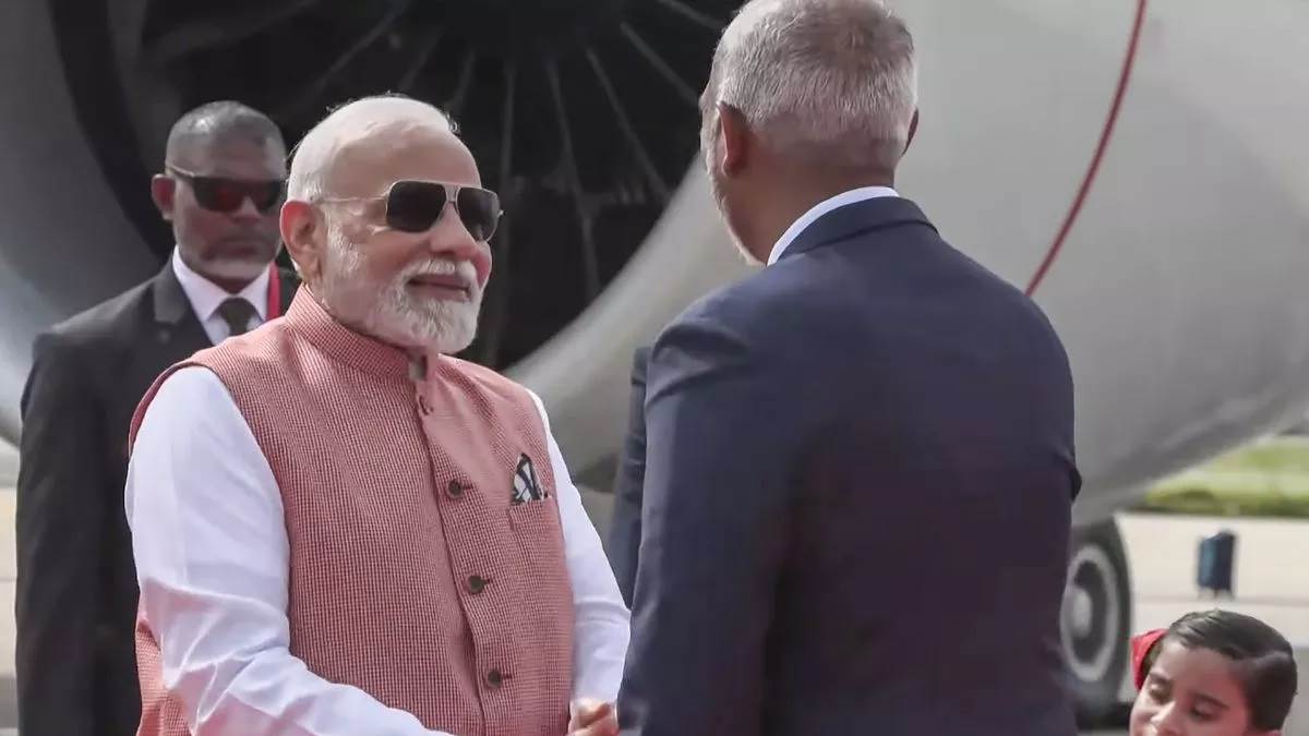 Video : ਮਾਲਦੀਵ 'ਚ PM ਮੋਦੀ ਦਾ ਨਿੱਘਾ ਸਵਾਗਤ, ਏਅਰਪੋਰਟ 'ਤੇ ਪਹੁੰਚੀ ਮੁਹੰਮਦ ਮੁਈਜ਼ੂ ਦੀ ਪੂਰੀ ਕੈਬਨਿਟ