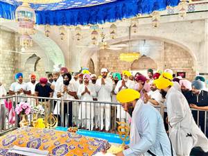 ਸਾਬਕਾ ਵਿਧਾਇਕ ਲਾਡੀ ਸ਼੍ਰੀ ਅੱਚਲੇਸ਼ਵਰ ਧਾਮ ਅਤੇ ਗੁਰਦੁਆਰਾ ਅੱਚਲ ਸਾਹਿਬ ’ਚ ਹੋਏ ਨਤਮਸਤਕ