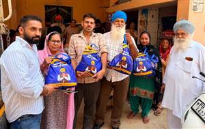 ਸਾਬਕਾ ਸਰਪੰਚ ਢਿੱਲੋਂ ਨੇ ਔਰਤਾਂ ਨੂੰ 400 ਰਾਸ਼ਨ ਕਿੱਟਾਂ ਵੰਡੀਆਂ