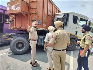 ਕਿਸ਼ਨਗੜ੍ਹ ਚੌਂਕ 'ਚ ਦੇਖਦਿਆਂ-ਦੇਖਦਿਆਂ ਲੱਗਿਆ ਘੰਟਿਆਂ ਬੱਧੀ ਭਾਰੀ ਟਰੈਫਿਕ ਜਾਮ, ਸੜਕ ਸੁਰੱਖਿਆ ਫੋਰਸ ਪਹੁੰਚੀ ਮੌਕੇ 'ਤੇ; ਜਾਣੋ ਕੀ ਪਿਆ ਸੀ ਪੰਗਾ?