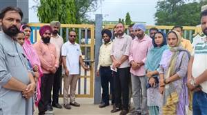 ਮਾਨਸਾ ’ਚ ਲੈਕਚਰਾਰਾਂ ਦੀ ਘਾਟ 'ਤੇ ਫੁੱਟਿਆ ਗੁੱਸਾ, ਮਾਪਿਆਂ ਨੇ ਸਕੂਲ ਨੂੰ ਜੜਿਆ ਤਾਲਾ; ਸਿੱਖਿਆ ਵਿਭਾਗ ਖ਼ਿਲਾਫ਼ ਪ੍ਰਦਰਸ਼ਨ