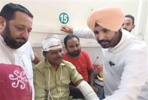 ਬਰਨਾਲਾ 'ਚ ਸਫ਼ਾਈ ਕਰਮਚਾਰੀਆਂ 'ਤੇ ਹੋਏ ਅੱਤਿਆਚਾਰ ਖ਼ਿਲਾਫ਼ ਕਾਂਗਰਸ ਦਾ ਵੱਡਾ ਐਕਸ਼ਨ, ਰਾਜਾ ਵੜਿੰਗ ਵੱਲੋਂ 1 ਲੱਖ ਦੀ ਆਰਥਿਕ ਮਦਦ ਤੇ ਹਾਈ ਕੋਰਟ ਜਾਣ ਦਾ ਐਲਾਨ