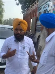 ਪਿੰਡ ਵਿੱਚ ਕੀਤੇ ਕੰਮਾਂ ਨੂੰ ਲੈ ਕੇ ਕਿਸਾਨਾਂ ਨੇ ਆਪ ਵਿਧਾਇਕ ਨੂੰ ਘੇਰਿਆ, ਦਿਖਾਏ ਕਾਲੇ ਝੰਡੇ