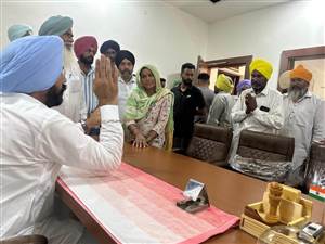 ਚੇਅਰਮੈਨ ਭੱਲਾ ਨੇ ਲਾਇਆ ਖੁੱਲ੍ਹਾ ਦਰਬਾਰ, ਲੋਕਾਂ ਦੀਆਂ ਮੁਸ਼ਕਲਾਂ ਸੁਣੀਆਂ