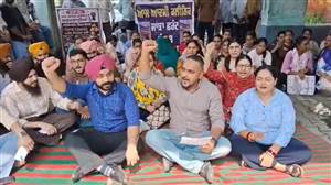 ਆਮ ਆਦਮੀ ਕਲੀਨਿਕਾਂ ਦੇ ਮੁਲਾਜ਼ਮਾਂ ਦੀ ਹੜਤਾਲ, ਮਰੀਜ਼ਾਂ ਨੂੰ ਝੱਲਣੀ ਪਈ ਮੁਸ਼ਕਲ