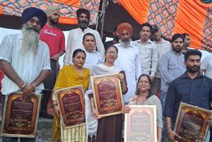 ਕ੍ਰਿਕਟ ਟੂਰਨਾਮੈਂਟ ਦੇ ਜੇਤੂ ਖਿਡਾਰੀ ਸਨਮਾਨਿਤ