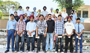 ਖਾਲਸਾ ਸਕੂਲ ਦੇ ਵਿਦਿਆਰਥੀਆਂ ਨੂੰ ਸਕਾਲਰਸ਼ਿਪ ਵੰਡੇ