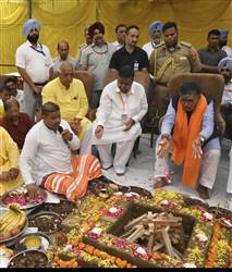 ਸ਼੍ਰੀ ਸਿੱਧ ਬਾਬਾ ਸੋਢਲ ਮੰਦਰ ’ਚ ਨਤਮਸਤਕ ਹੋਏ ਰਾਜਪਾਲ, ਪੰਜਾਬ ਦੀ ਖੁਸ਼ਹਾਲੀ ਲਈ ਕੀਤੀ ਪ੍ਰਾਰਥਨਾ