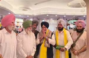 ਬਲਤੇਜ ਸਿੰਘ ਪੰਨੂ ਟਿੱਲਾ ਬਾਬਾ ਫਰੀਦ ਜੀ ਵਿਖੇ ਹੋਏ ਨਤਮਸਤਕ