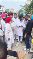 ਖਸਤਾਹਾਲ ਸੜਕ ਦੀ ਉਸਾਰੀ ਦਾ ਕੰਮ ਸ਼ੁਰੂ ਕਰਵਾਇਆ
